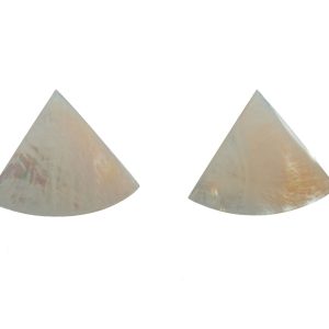 Aretes triangulares de nácar tipo botón